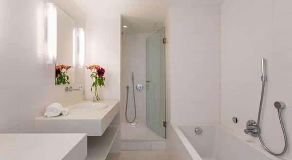 Junior suite king bathroom views | Room Mate Aitana
