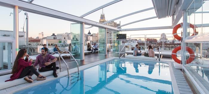 Terrasse avec piscine à hôtel Oscar