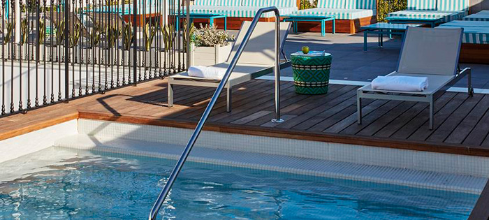 Terraza con piscina en Málaga. Room Mate Valeria